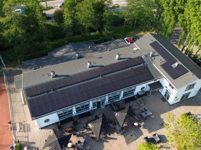 Drone view schuin dak met zonnepanelen tennisclub