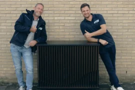 Twee medewerkers DLE Energy naast een warmtepomp