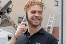 Medewerker DLE Energy tijdens een adviesgesprek