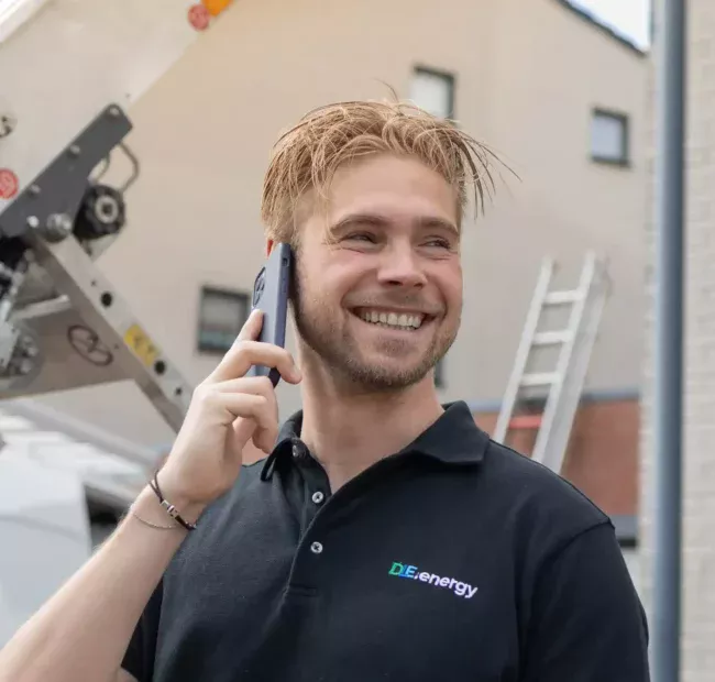 Medewerker van DLE Energy in gesprek met een klant