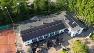 Drone view schuin dak met zonnepanelen tennisclub