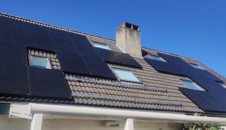 Panelen op particuliere woning met schuin dak