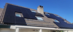 Panelen op particuliere woning met schuin dak