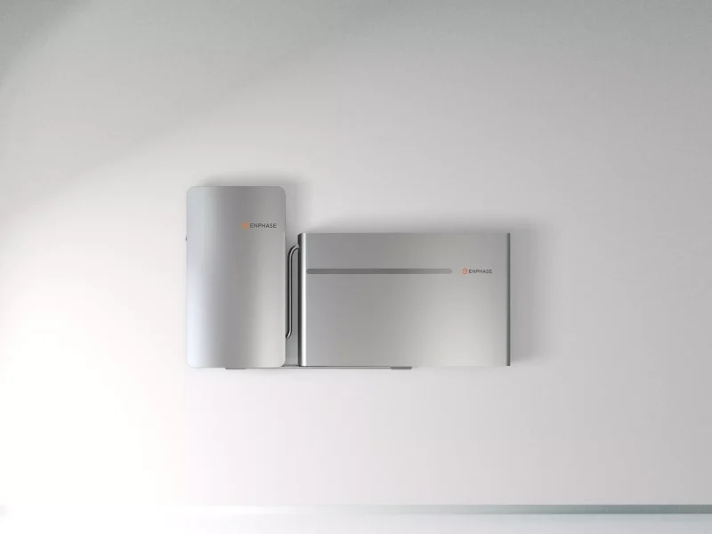 IQ Enphase batterij opgehangen aan een witte wand