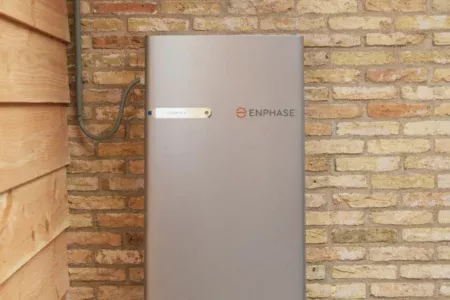 Enphase batterij gemonteerd op de buitengevel van een woning