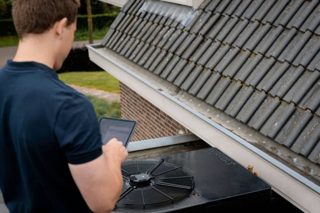 Buiten unit op dak van huis