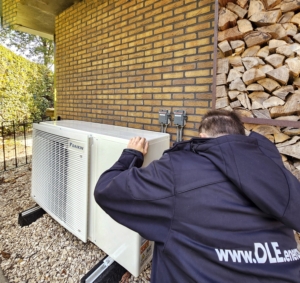 Man installeert Daikin warmtepomp aan de zijgevel