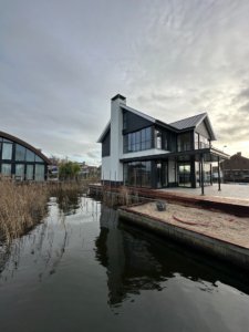 Vrijstaand huis aan het water