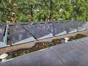 Zonnepanelen op plat dak