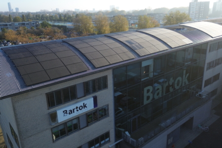 Zonnepanelen op rond fels dak in Almere