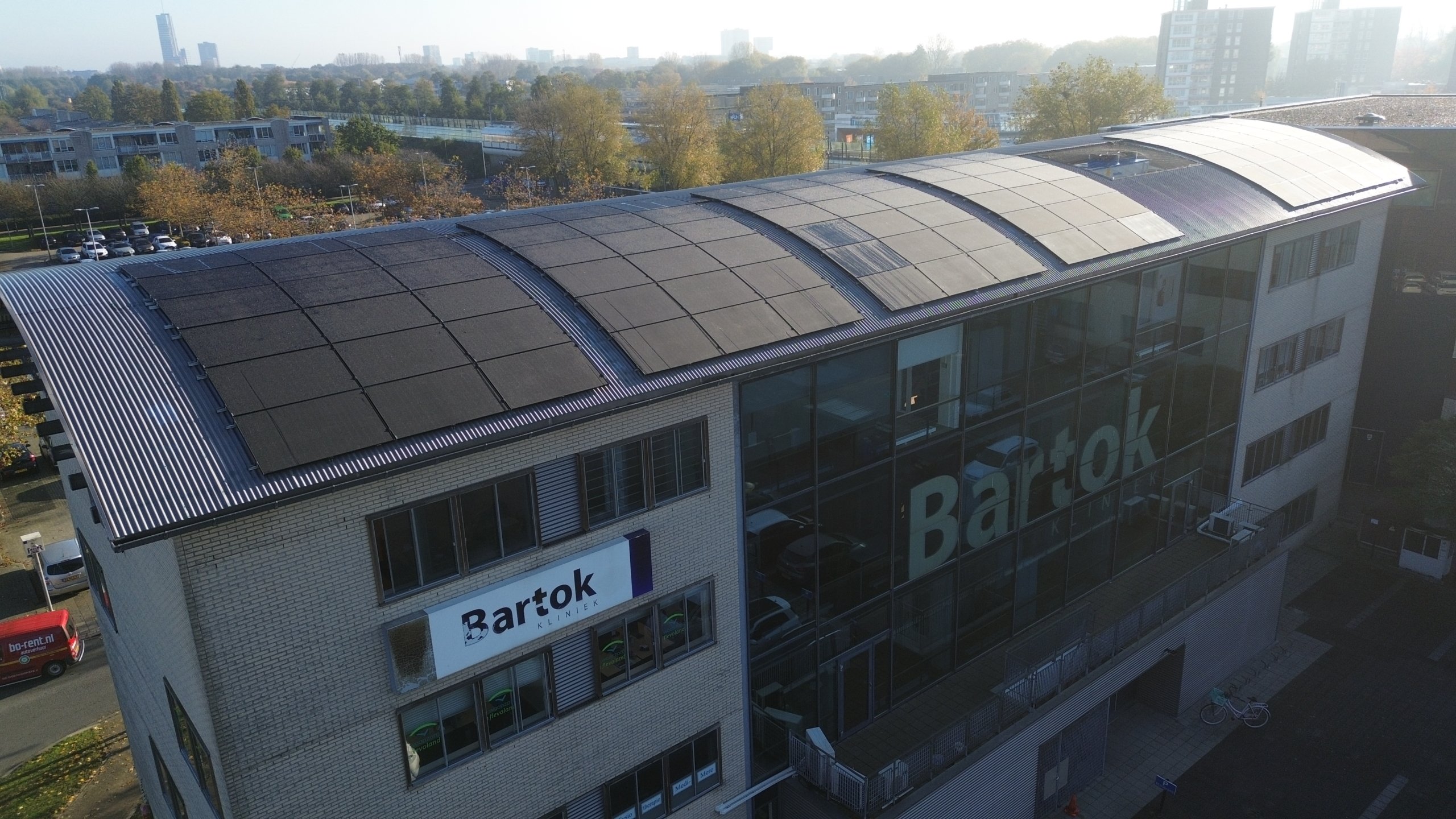 Zonnepanelen op rond fels dak in Almere